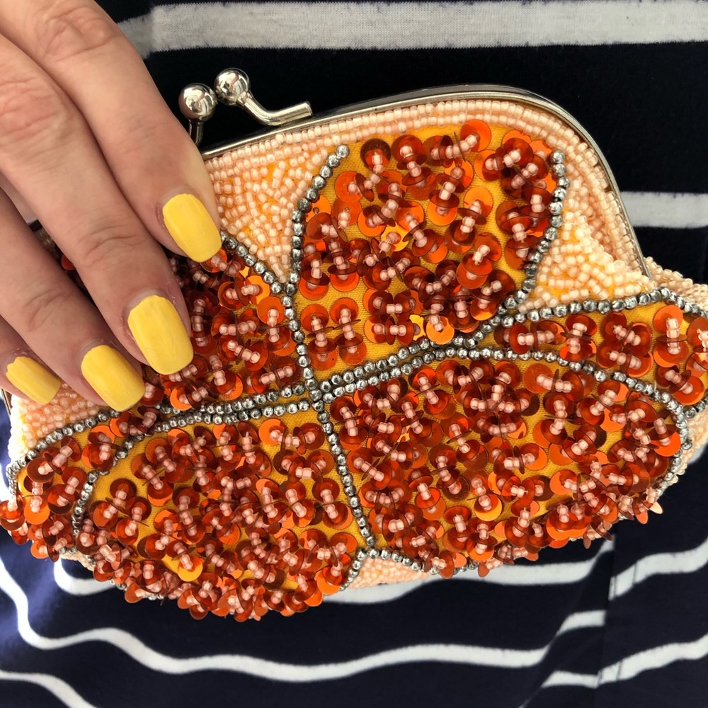 Butterfly clutch with a chain